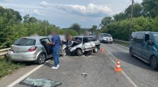 Под Харьковом Opel выехал на встречку и врезался в два автомобиля: есть пострадавшие (фото)