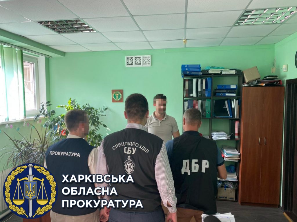 Обещал закрыть глаза на нарушения за 2500 долларов: в Харькове налоговику сообщили о подозрении 