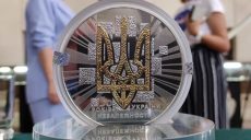НБУ ввел в обращение сразу две памятные монеты: «Олесский замок» и «К 30-летию Независимости Украины» (фото)