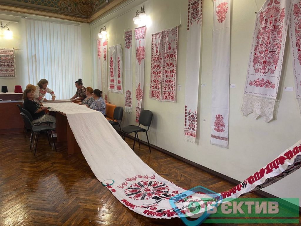 Мастерицы в Харькове вышивают 8,5 м рушника