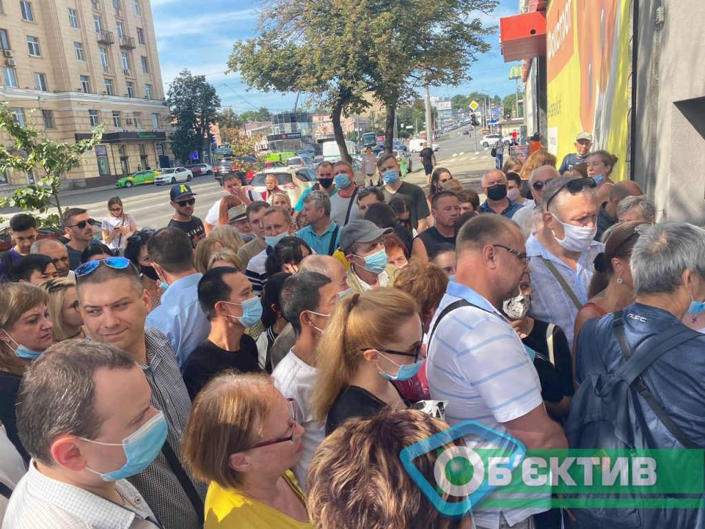 Очередь в пункт вакцинации в Харькове