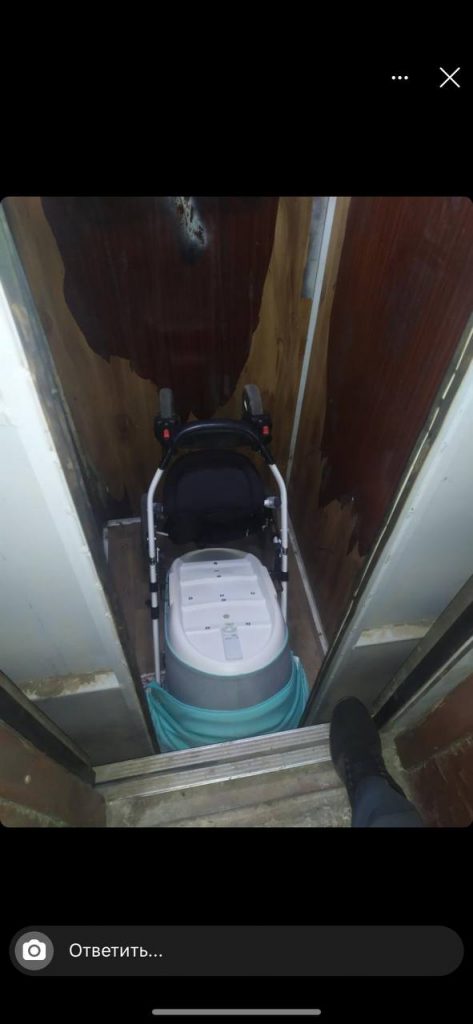 В Харькове "взбесился" лифт с детской коляской внутри
