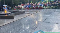 Первое мероприятие в День города: на Мемориале Славы в Харькове возлагают цветы (фото, видео)