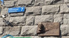 На фасаде Харьковской мэрии появился бронзовый Кернес (фото, видео)