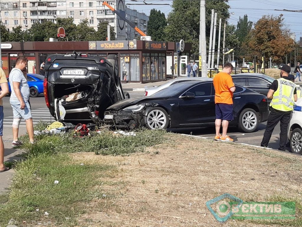 На Гвардейцев Широнинцев собирается пробка: Nissan врезался в Tesla, внедорожник перевернулся (обновлено, фоторепортаж)