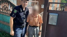 Не мог найти дорогу домой: в Харькове патрульные вернули пенсионера родственникам