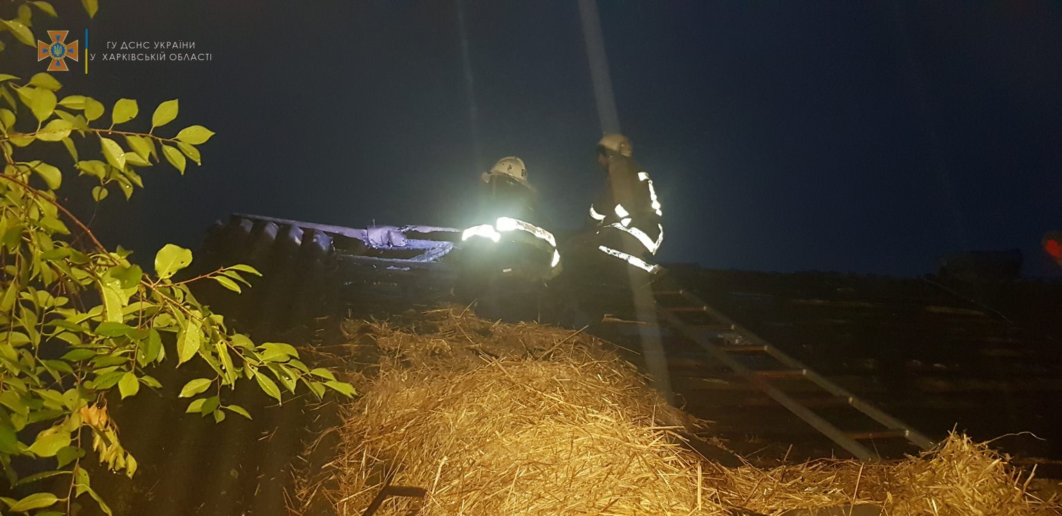 В Харьковском районе молния стала причиной пожара в частном домовладении (фото)