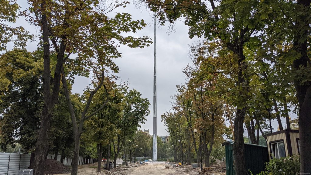 В Харькове установили гигантский флагшток к 30-летию Независимости Украины (фото)
