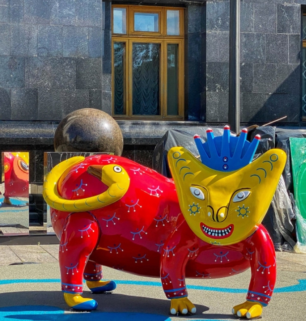 В Киеве на Банковой появилась необычная локация — причудливые звери (фото)
