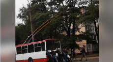 В Харькове пассажиры толкали троллейбус (видео)