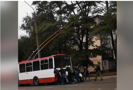 В Харькове пассажиры толкали троллейбус (видео)