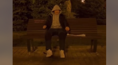 В Харькове подростки ломали лавочки и снимали себя на видео