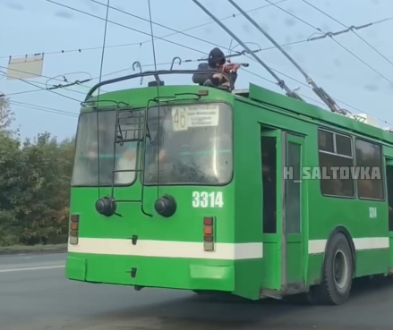 В Харькове с крыши троллейбуса сняли парня со скрипкой (видео)