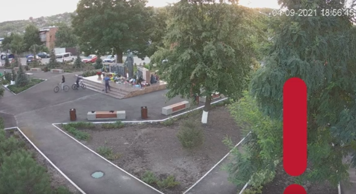 Под Харьковом подростки используют мемориал как площадку для дёртджампинга