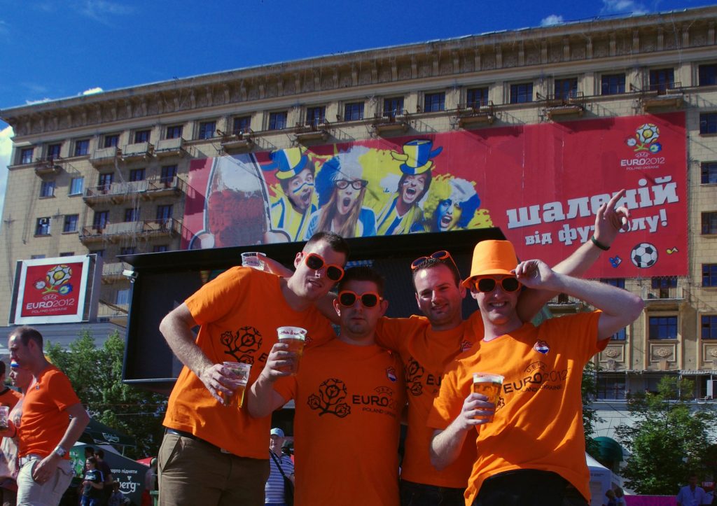 Фанаты сборной Голландии по футболу на фоне гостиницы "Харьков"