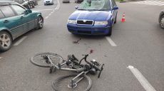 В Харькове велосипедист влетел в легковушку (фото)