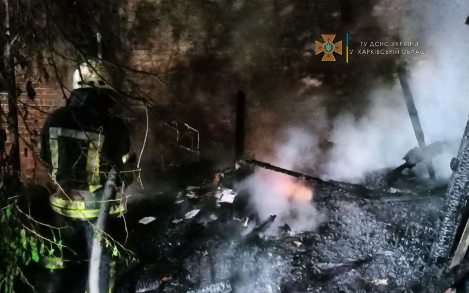 В центре Харькова на пожаре пострадали два автомобиля (фото)