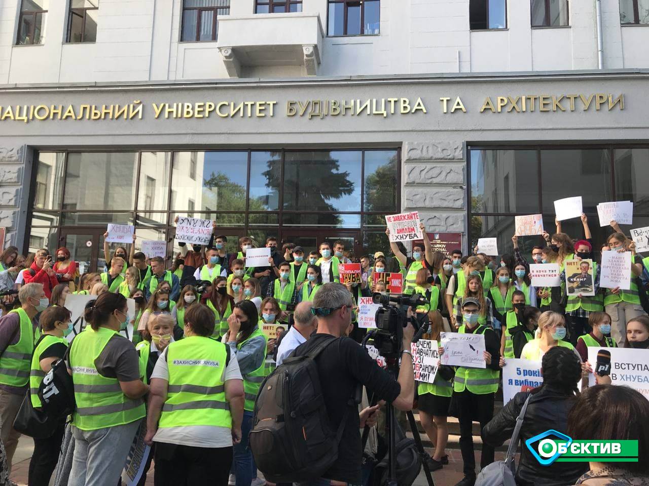 На акцию протеста вышли студенты и преподаватели Харьковского Национального университета строительства и архитектуры