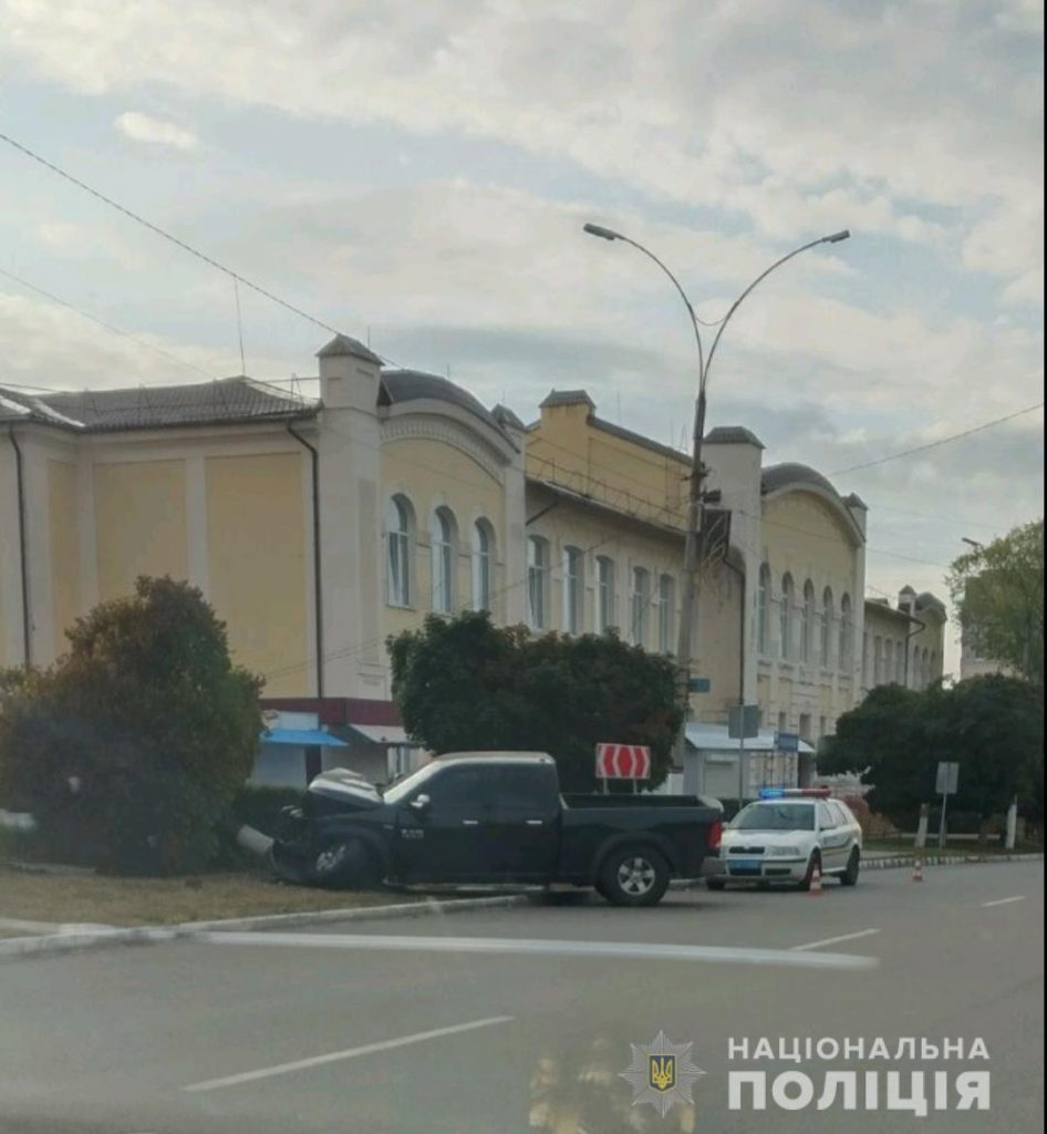 На Харьковщне пьяный водитель Dodge въехал в дерево (фото)
