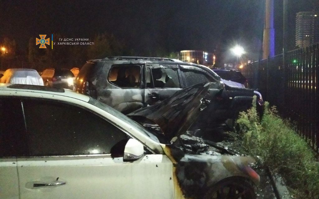 Ночью в Харькове на парковке сгорел автомобиль (фото)