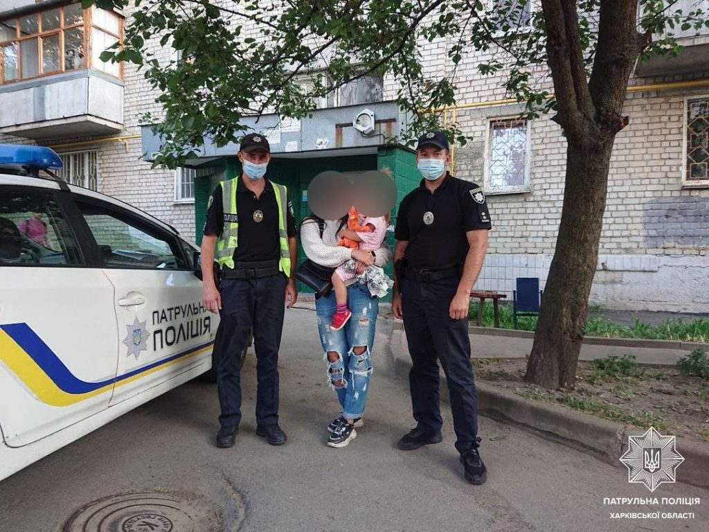 Патрульные в Харькове нашли потерявшуюся двухлетнюю девочку (фото)