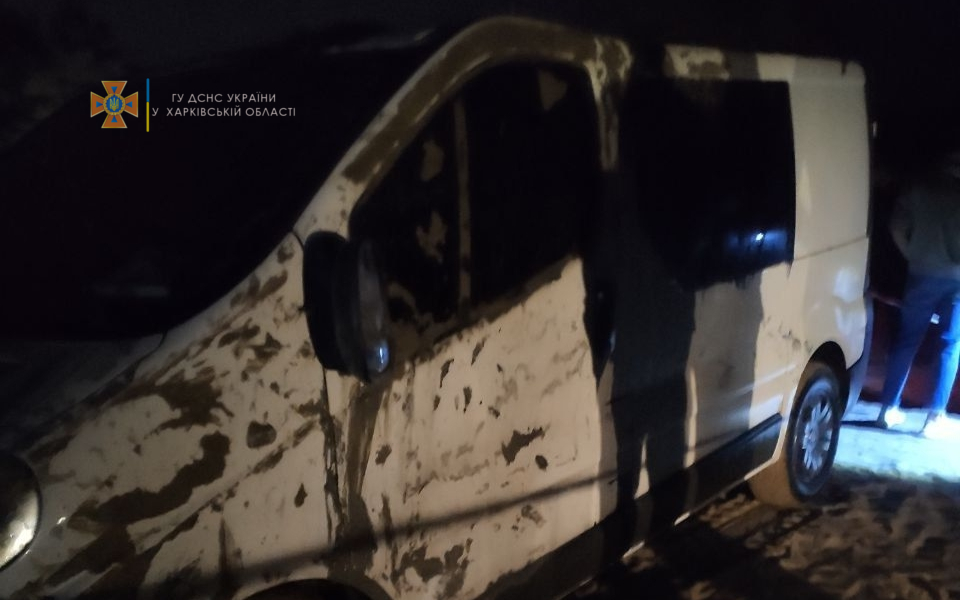 Два человека утонули в авто на Безлюдовке: в ГСЧС сообщили подробности (фото)