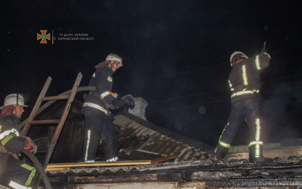 Спасатели тушат крышу дома