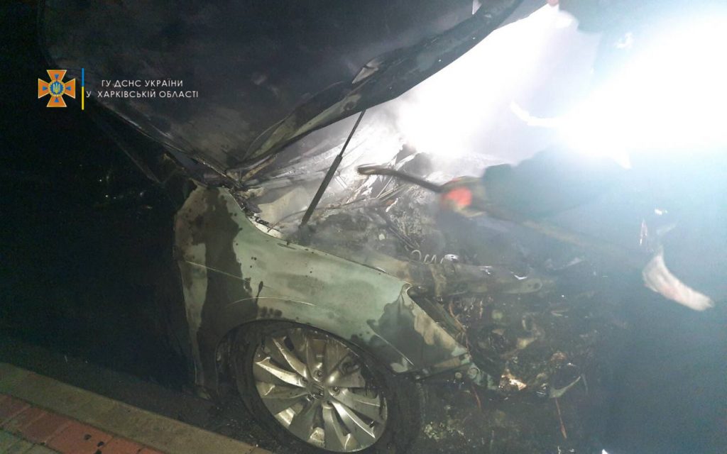 Ночью в Харькове сгорел автомобиль (фото)
