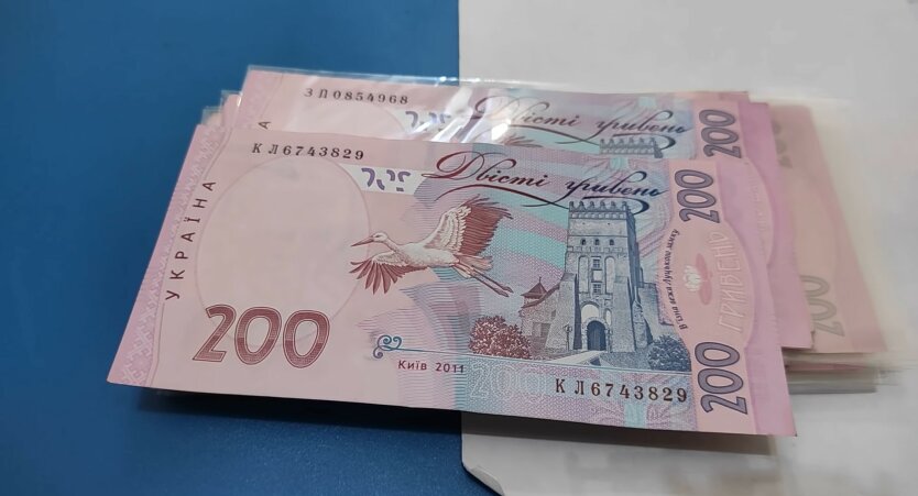 Украину «заполонили» фальшивые 200-гривневые купюры выпуска 2007 года (видео)