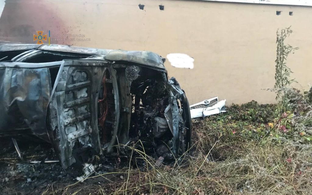 В Харькове автомобиль после столкновения со столбом загорелся (видео, фото)