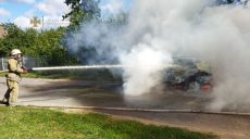 Под Харьковом во время движения загорелся автомобиль (фото)
