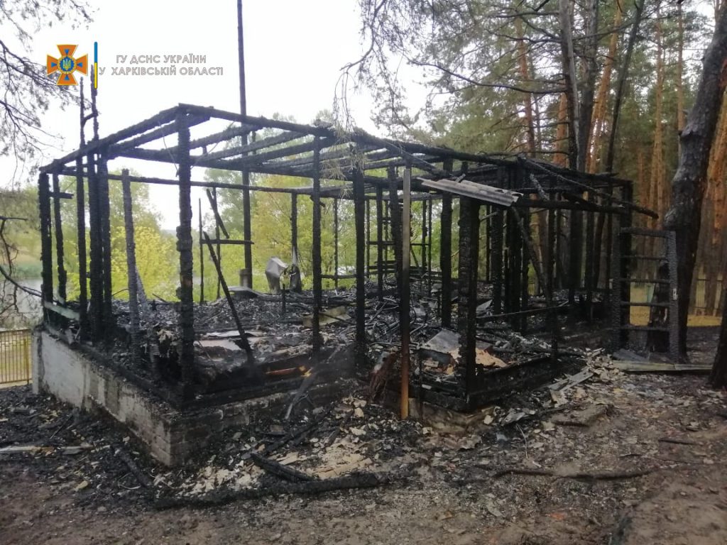 Под Харьковом на заброшенной базе отдыха во время пожара пострадали люди