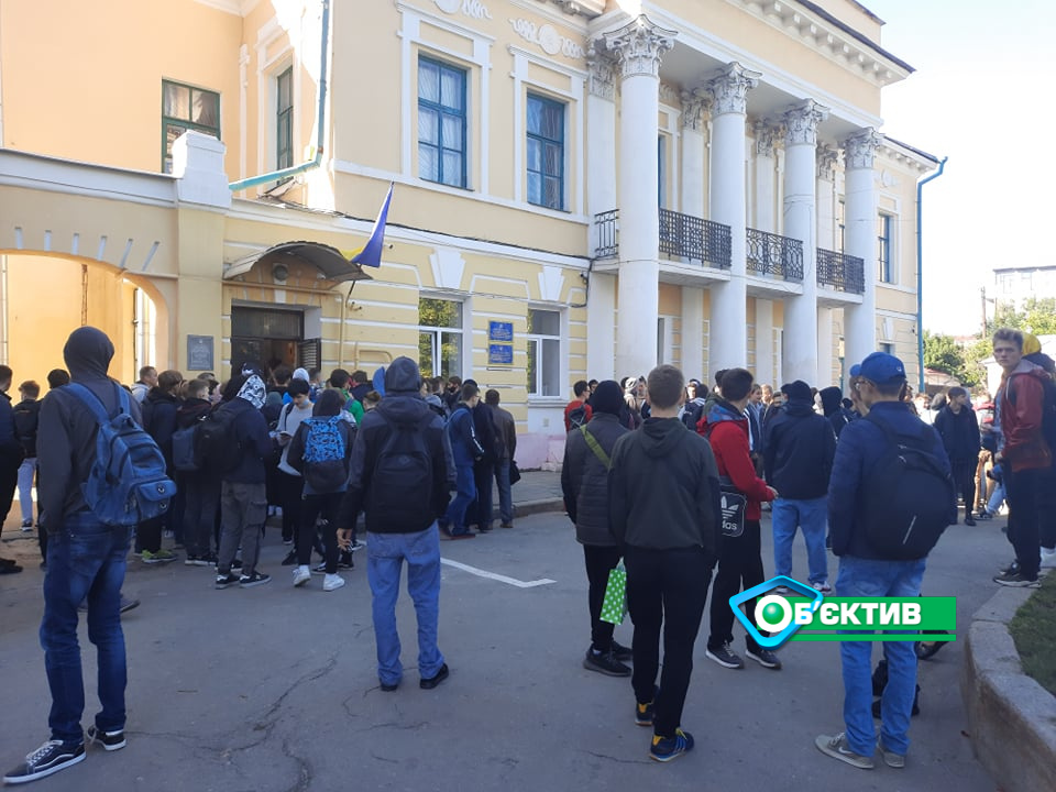 В Харькове возле военкомата — ажиотаж (фоторепортаж)