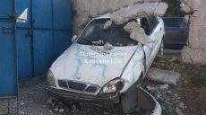 В Харькове водитель Daewoo врезался в бетонный забор и сбежал — полиция (фото)
