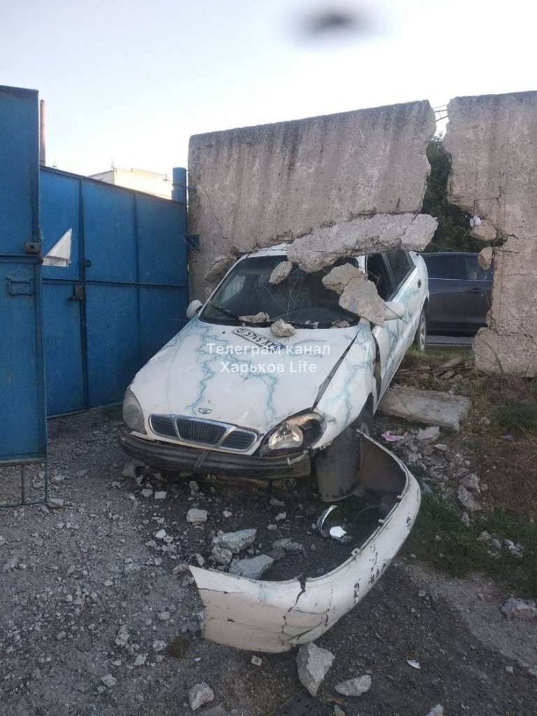В Харькове водитель Daewoo врезался в бетонный забор и сбежал — полиция (фото)