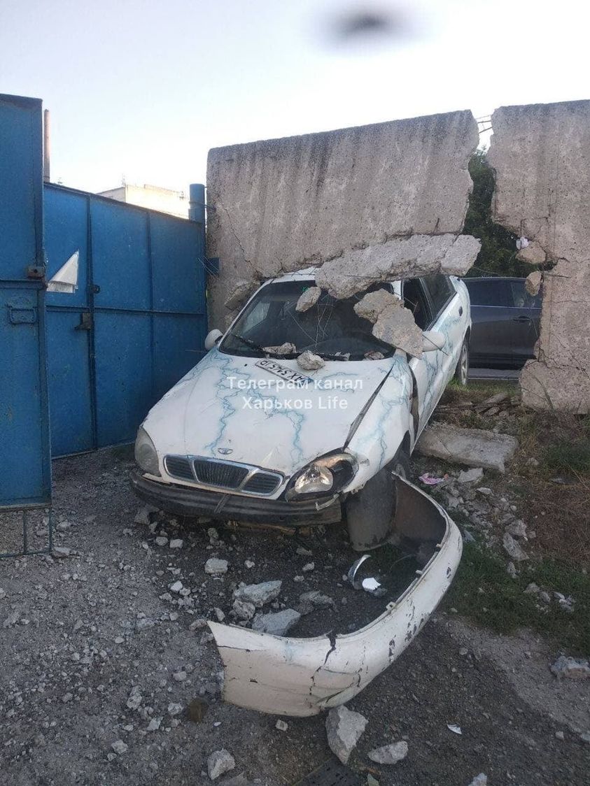 В Харькове водитель Daewoo врезался в бетонный забор и сбежал — полиция (фото)