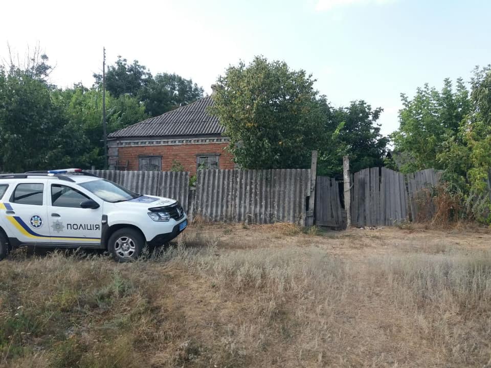 В Харьковской области полицейские и местные жители спасли пенсионерку от голодной смерти