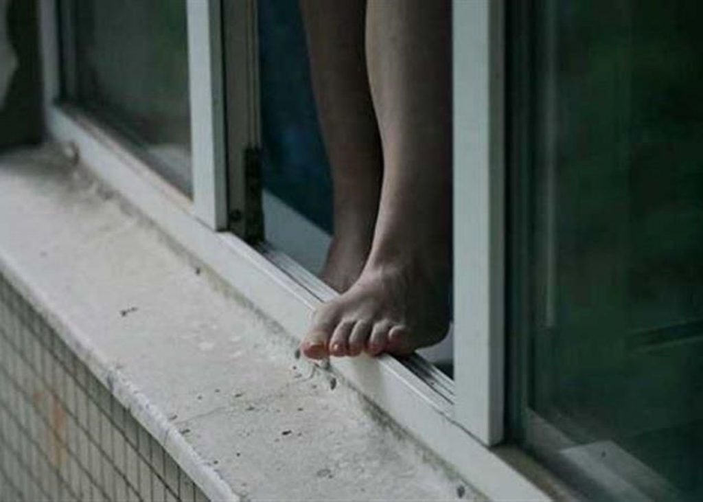 В Харькове 19-летняя девушка после ссоры с матерью хотела прыгнуть с 14 этажа