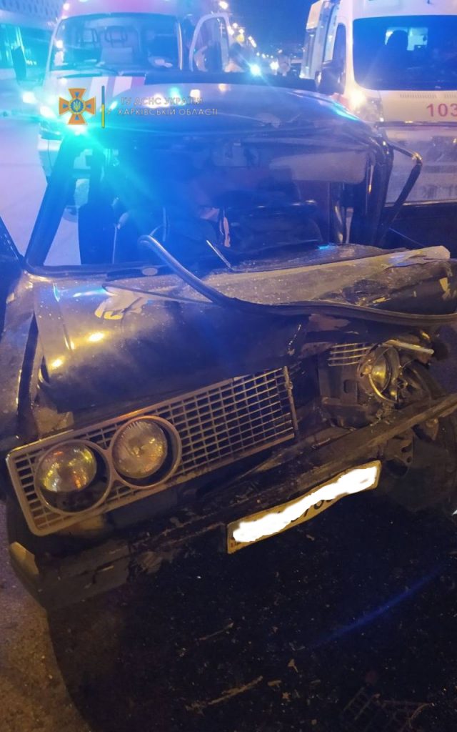 В Харькове столкнулись МАЗ и легковушка. Спасатели деблокировали водителя (фото)