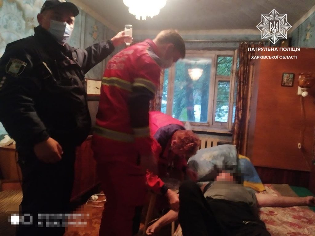 Патрульные в Харькове помогли парализованному человеку (фото)