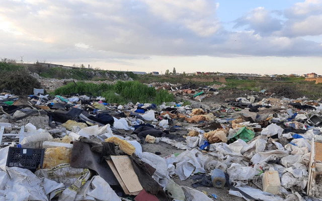 В Харьковской области директор КП по вывозу мусора создал стихийную свалку в черте города