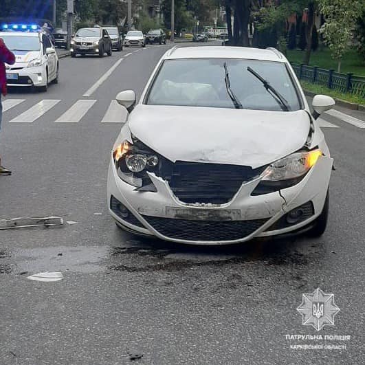 В Харькове в ДТП на перекрестке попали водители трех автомобилей (фото)