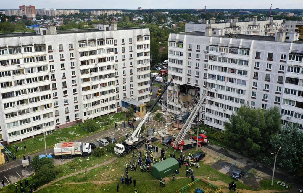 Взрыв газа в многоэтажке в России: погибли два человека, под завалами люди (фоторепортаж)