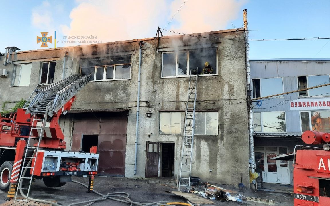 В Харькове горел склад с текстилем (фото)