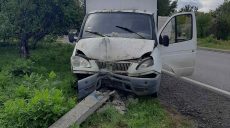 В Богодухове “Газель” сбила столб линии электропередач (фото)