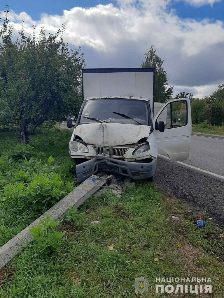 В Богодухове «Газель» сбила столб линии электропередач (фото)