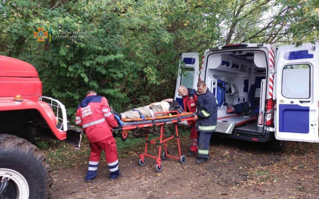 Спасатели на Харьковщине помогли пожилому мужчине, упавшему в глубокий овраг (фото)
