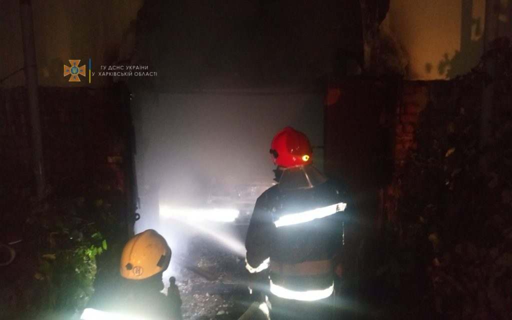 В Харьковском районе в гараже сгорел автомобиль (фото)