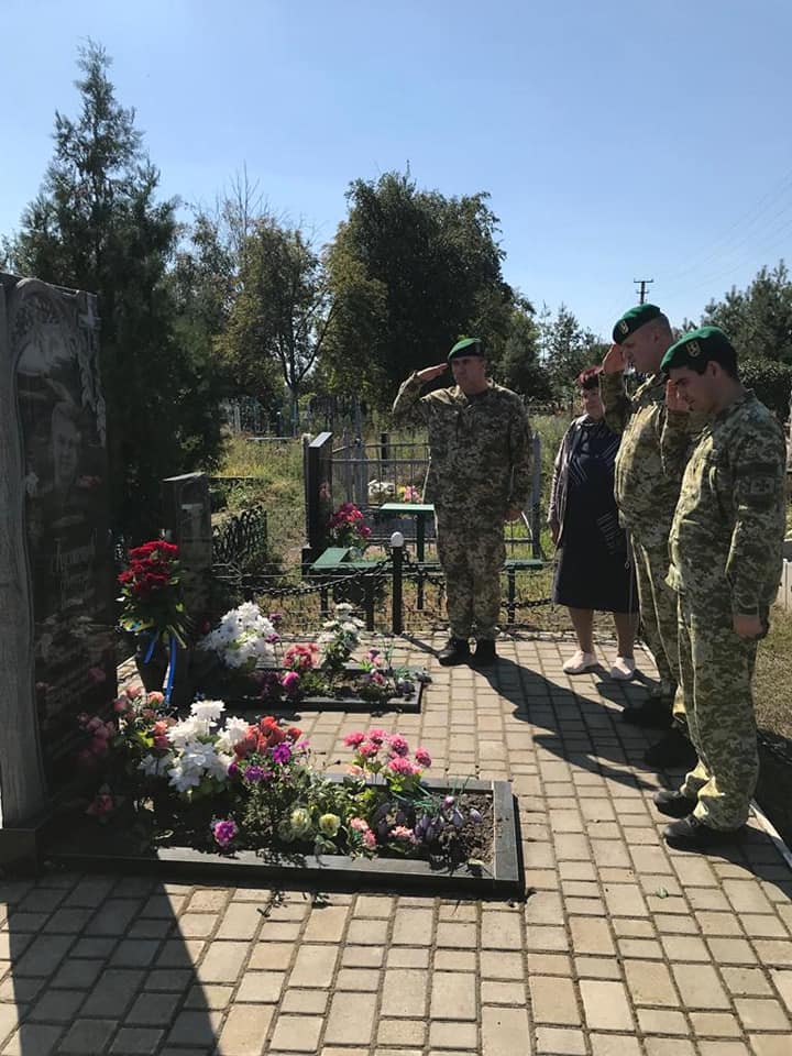 Харьковский пограничный отряд почтил память погибших коллег (фото)