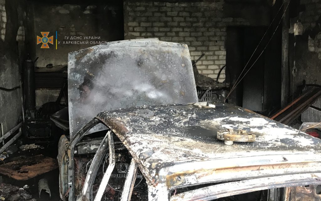 В Харькове в частном гараже сгорел автомобиль (фото)